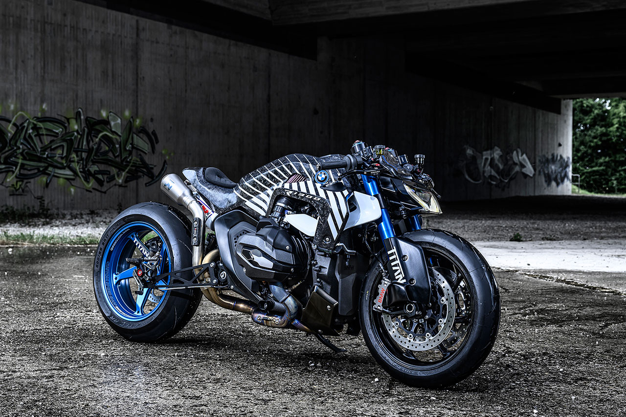 BMW R 1300 R “TITAN” custom motorcycle, front-right ¾ view, showcasing aggressive racing design.