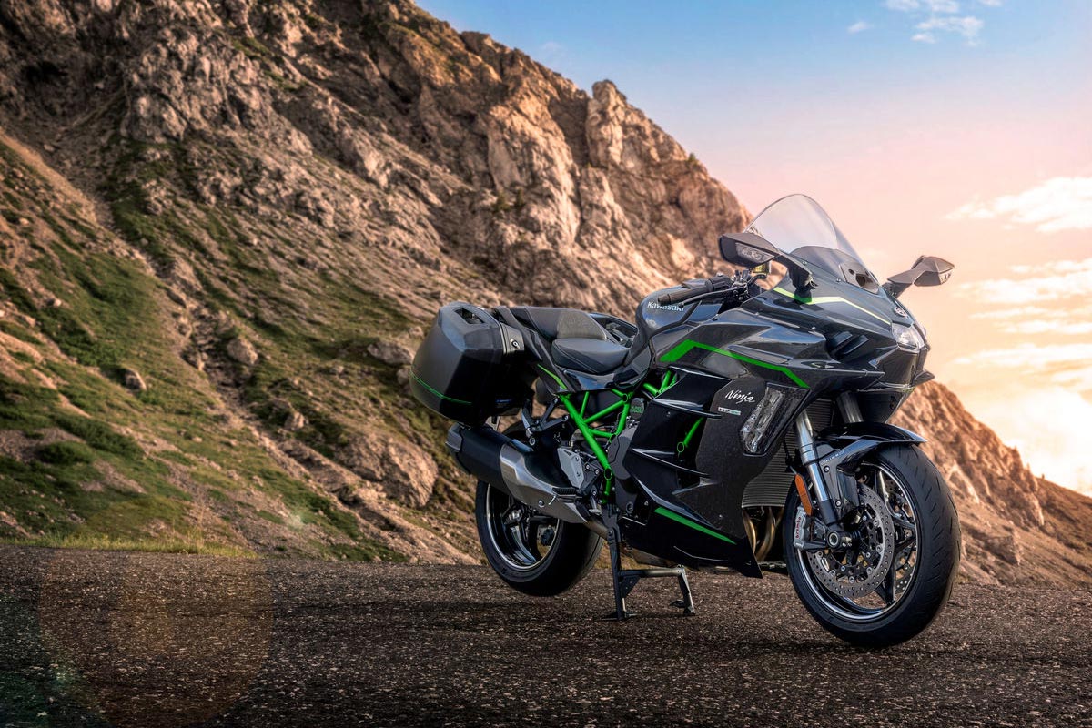 2026 Kawasaki Ninja H2 SX SE in Metallic Carbon Gray and Metallic Diablo Black